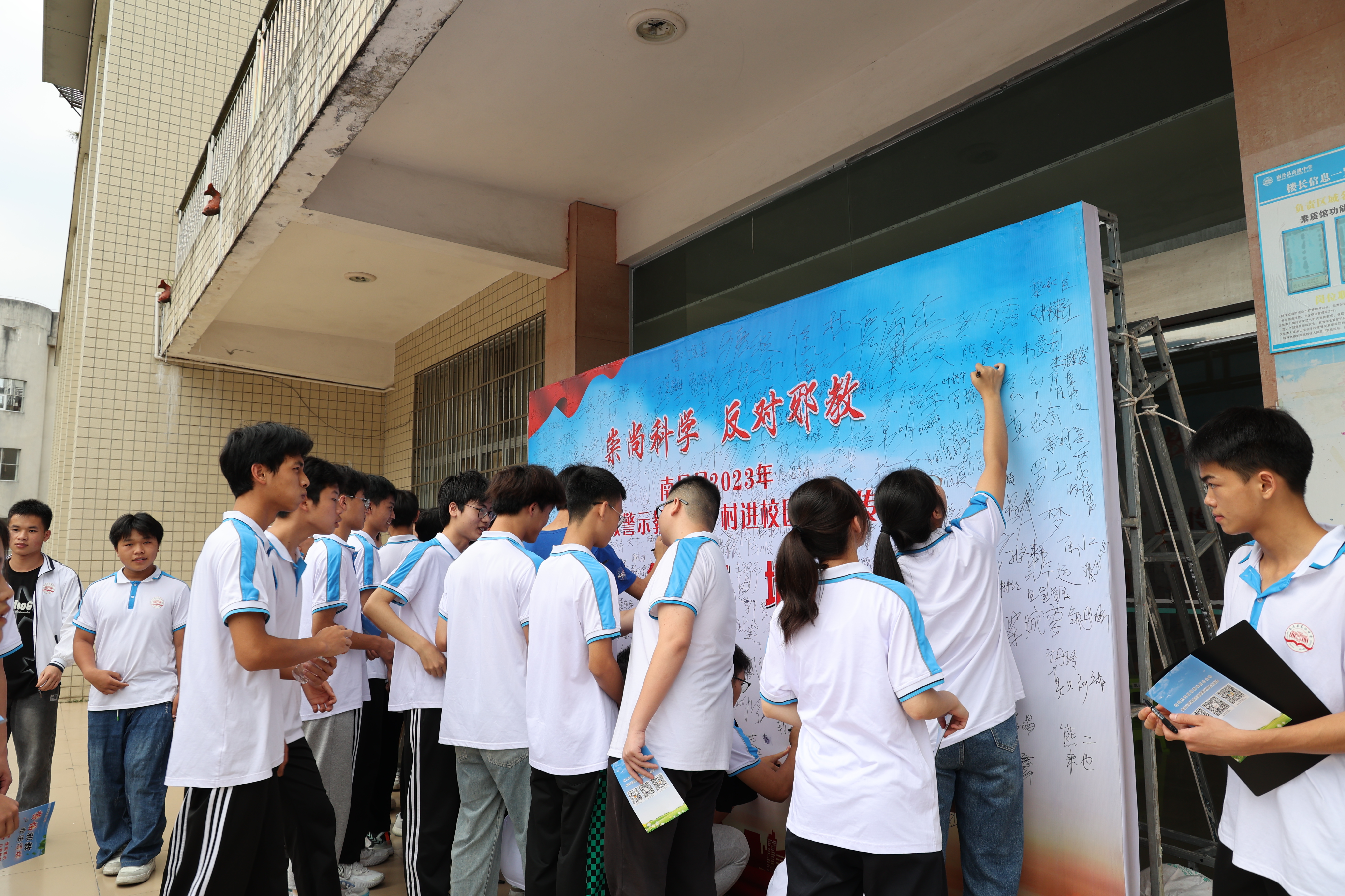 爱游戏在线登录入口-&quot;现场趣味互动：粉丝投票、签名会精彩不断&quot;的简单介绍