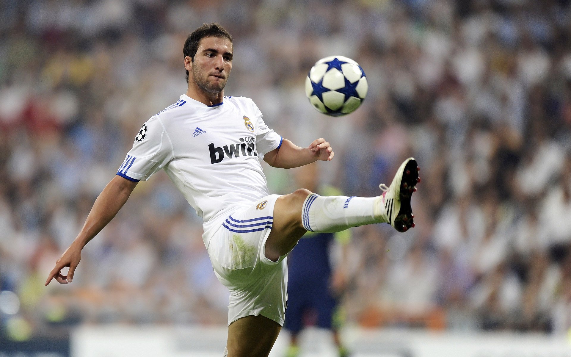 爱游戏平台-乔·莫伊：凭借强大的力量和技巧，成为全黑队前锋线的关键人物