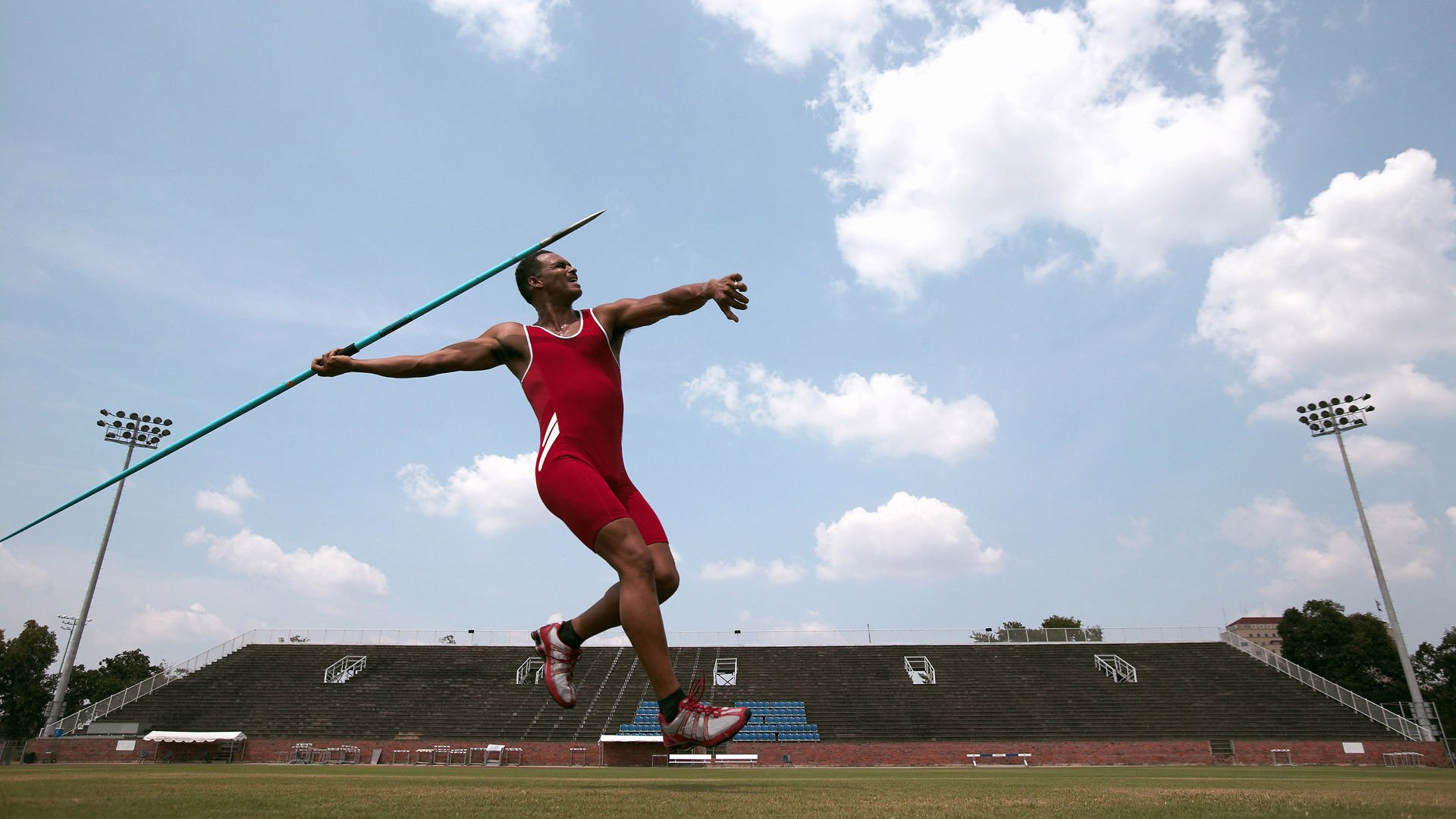 爱游戏 电竞-比赛中场传控节奏流畅多次成功突破边路形成有效传中，中场如何跑位传球