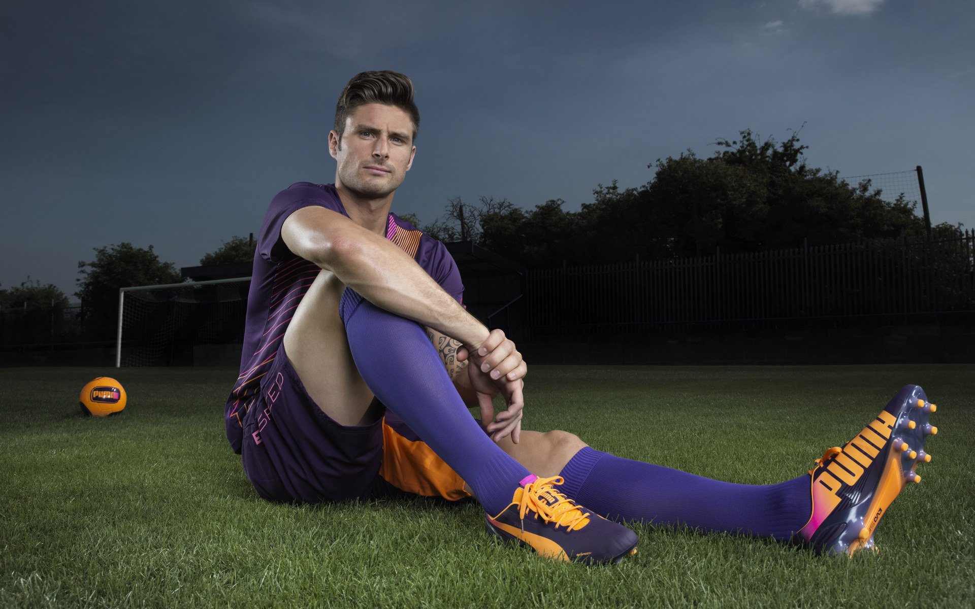 爱游戏体育-男子橄榄球收视与门票仍占主导，男子橄榄球队